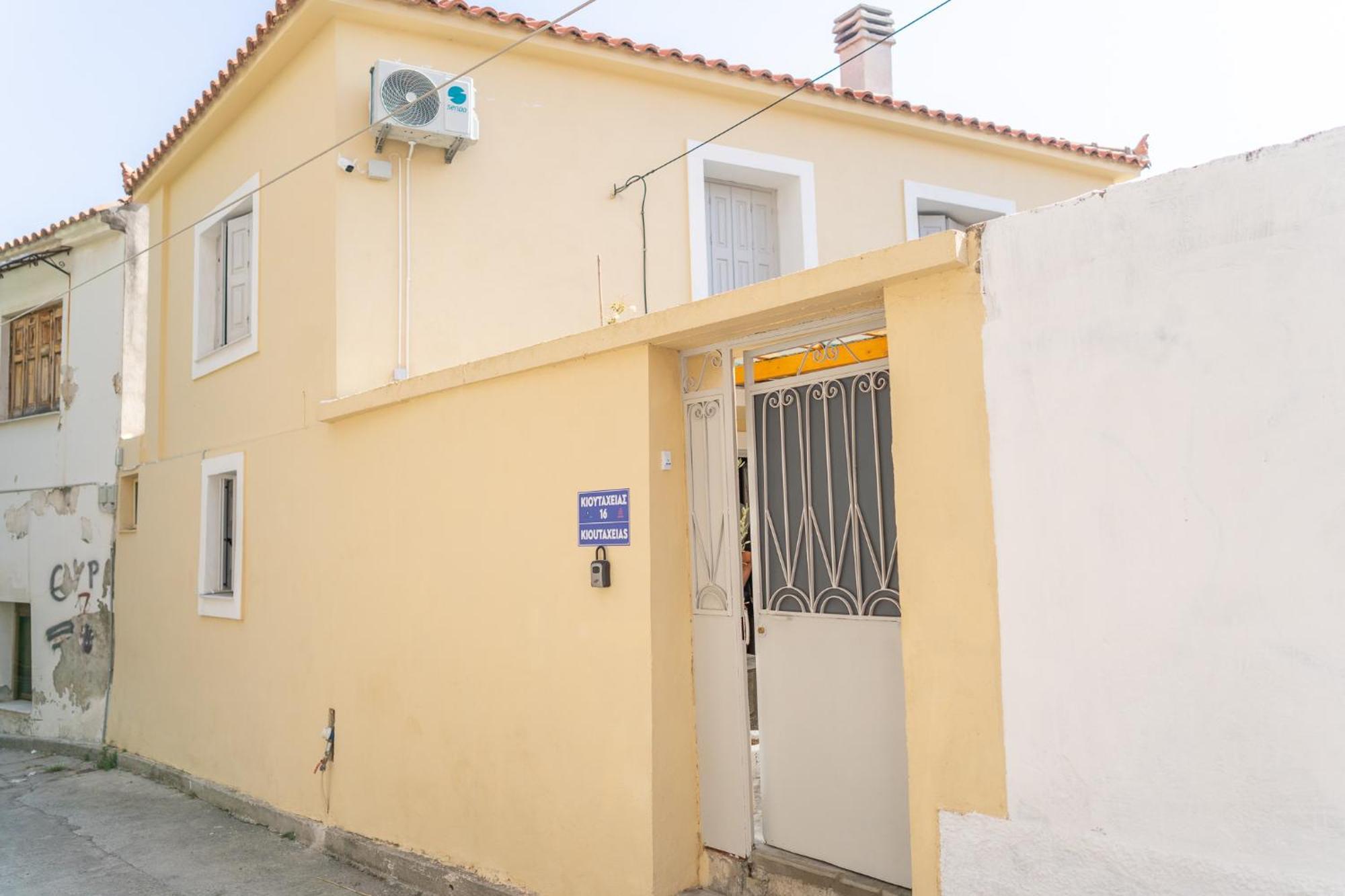 Spacious Home With Yard, Mytilene Lesvos Exterior photo